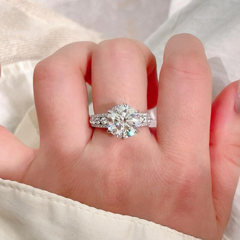 4캐럿, 뛰어난 광채를 자랑하는 클래식한 6갈래 디자인 - Moissanite Engagement Ring 1 Carat 리뷰 및 가격